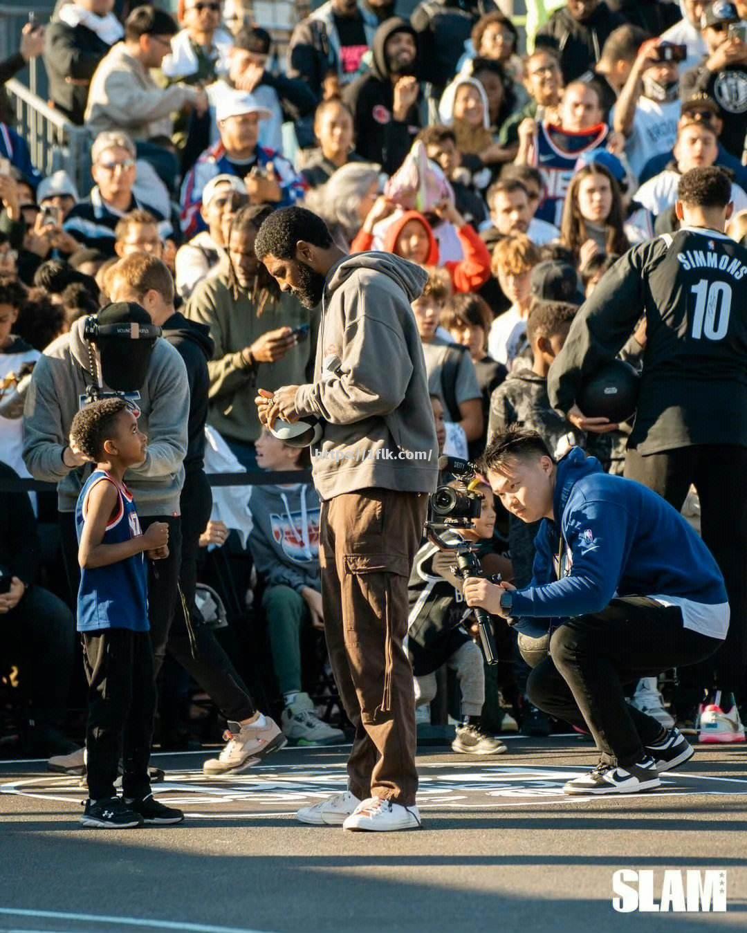 开云体育-NBA球员在比赛结束后赠送签名球迷